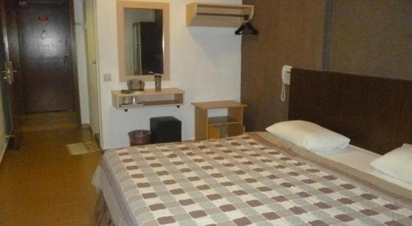 G Six Hotel Sitiawan Exteriör bild